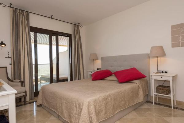 Cama o camas de una habitación en Puerto de la Duquesa Marina Castell, Luxurious frontline beach 3 bedrooms MC334