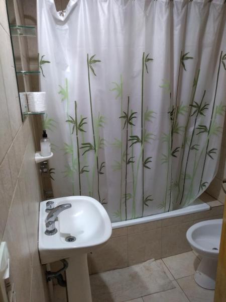 baño con cortina de ducha de bambú en Santa Clara en Santa Clara del Mar