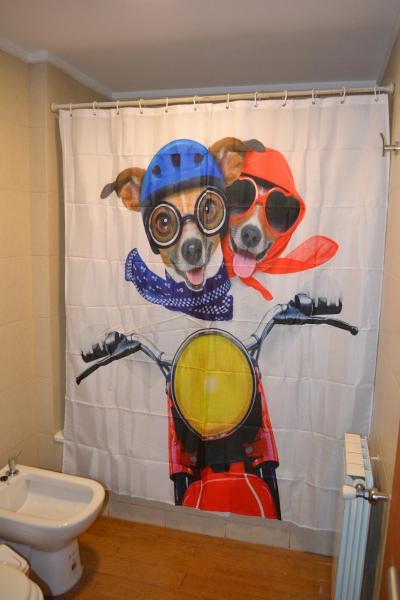 cortina de ducha con un perro en una motocicleta en Dto Mafalda en el centro de San Carlos de Bariloche