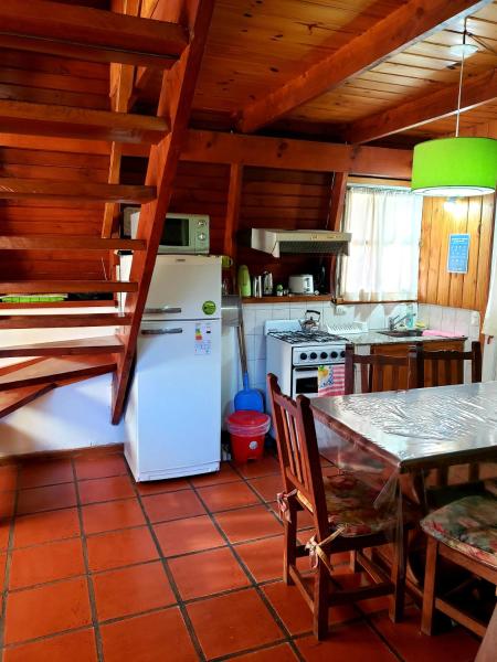 cocina con refrigerador blanca y mesa en Villa El Radal en San Martín de los Andes