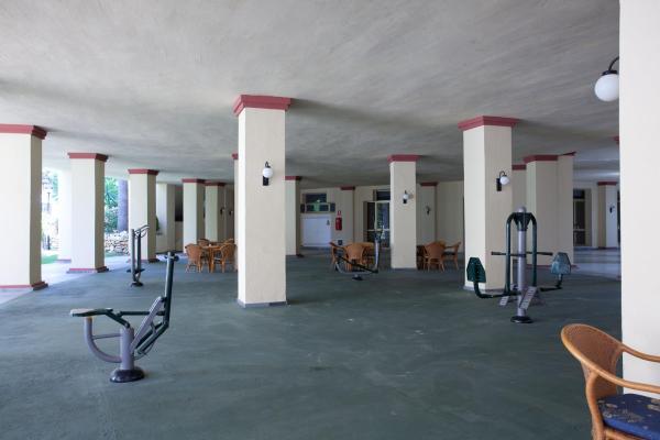 un gimnasio con varias cintas de correr y bicicletas estáticas en Romana Playa 637, en Marbella