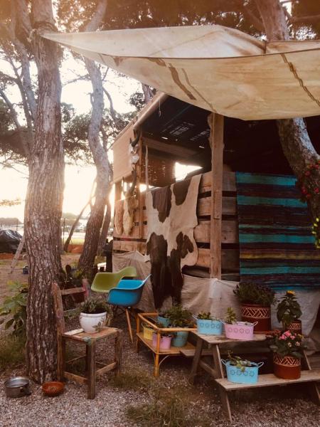 Un restaurante o lugar para comer en Vintage Camper - and apartment Ibiza