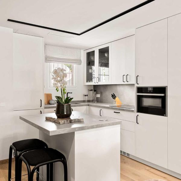 Una cocina o zona de cocina en 2 Bedroom Apartment in Puente Romano Phase 2