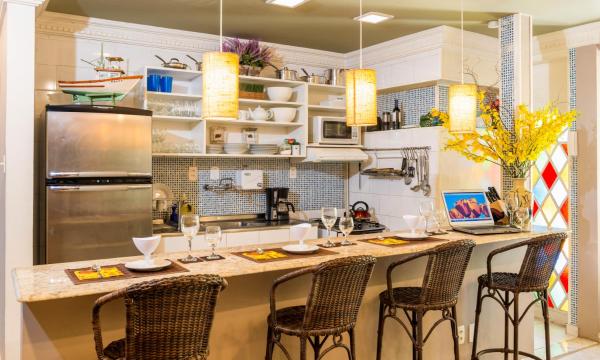 una cocina con una gran isla con sillas de bar en The Coral Penthouse in Rio de Janeiro 3 Bedrooms, en Río de Janeiro