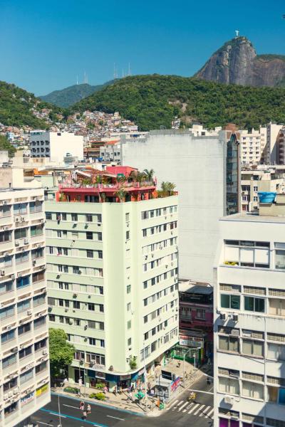 un edificio blanco con techo rojo encima en The Coral Penthouse in Rio de Janeiro 3 Bedrooms, en Río de Janeiro