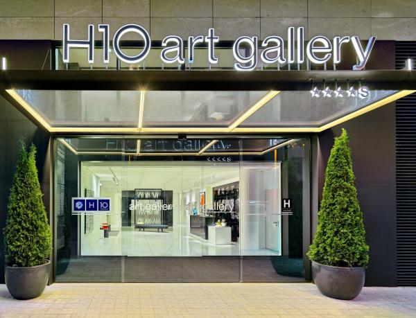 una tienda frente a una galería de arte.  en H10 Art Gallery 4* Sup, en Barcelona