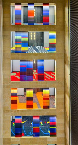 vistas a un edificio con ventanas coloreadas en H10 Art Gallery 4* Sup, en Barcelona