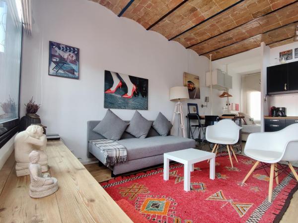 sala de estar con sofá y mesa en Stay U-nique Apartments Sagues, en Barcelona