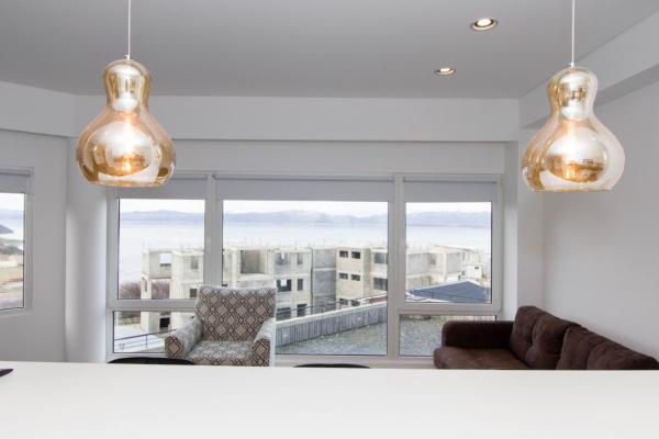 un salón lleno de muebles y una ventana en el Edificio Turek Bahía de Ushuaia