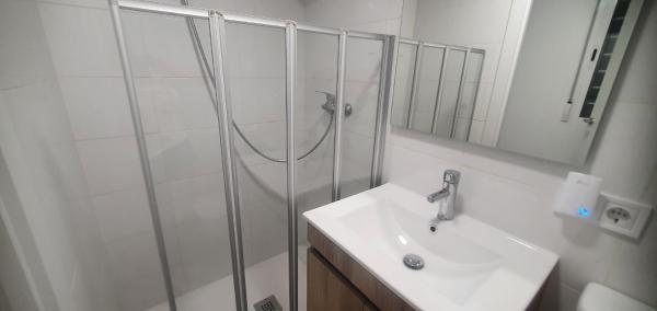 Un baño de apartamentos Torneo & Alameda con bañera jacuzzi hidromasaje