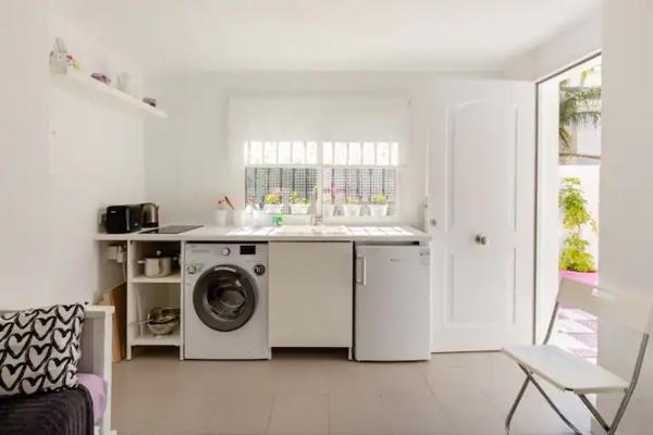 cocina blanca con lavadora y fregadero en STUDIO -PATIO ANDALUZ-, en Marbella