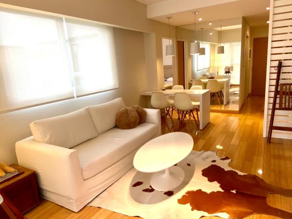sala de estar con sofá blanco y mesa en EXCLUSIVE PALERMO APARTMENT en Buenos Aires