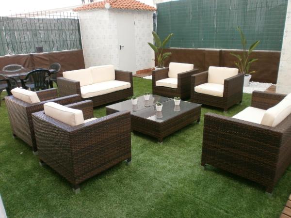 un grupo de sillas y mesas en un patio en Total Valencia Terrace, en Valencia