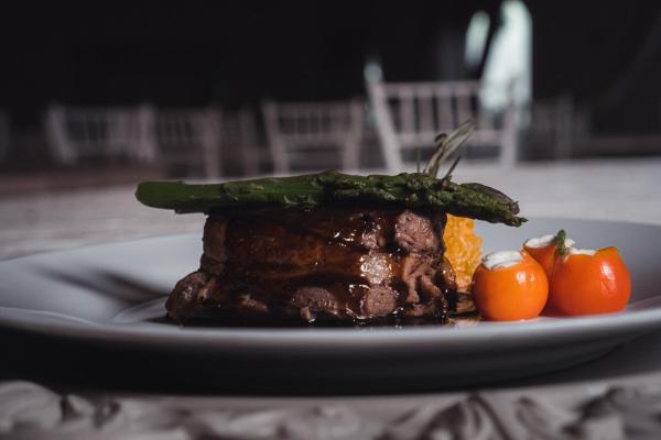 Almuerzo o cerca de este hotel