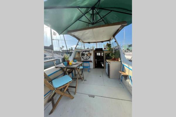 Un restaurante o lugar para comer en Beautiful 70s vintage yacht boat in Barcelona