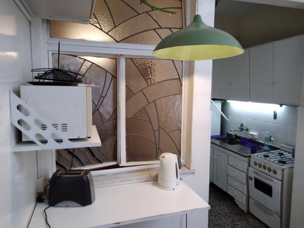 una pequeña cocina con fregadero y microondas en Apartamento todo entero en Buenos Aires