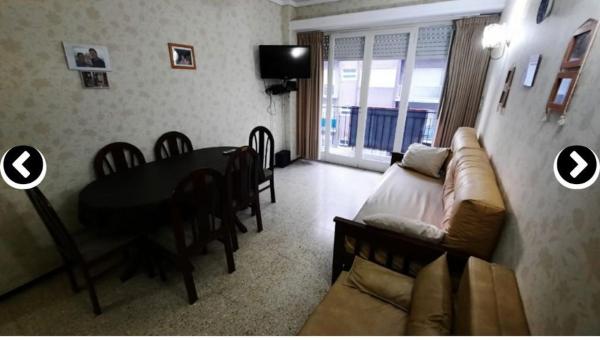 sala de estar con sofá y mesa de comedor en Departamento Mar del plata, solo grupo familiar en Mar del Plata