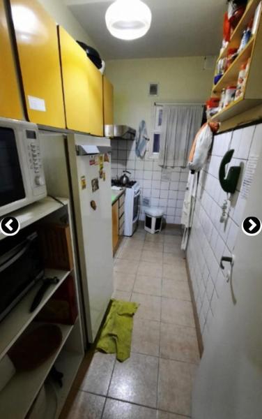 cocina pequeña con refrigerador y suelo de baldosa en Departamento Mar del plata, solo grupo familiar en Mar del Plata