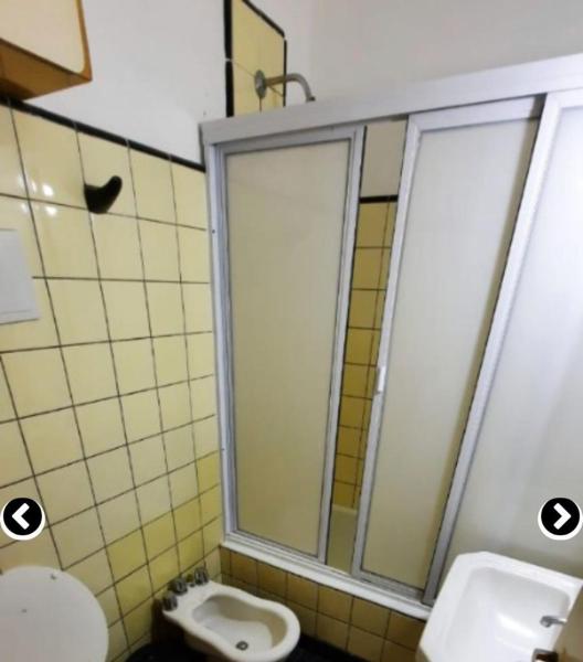 y baño con aseo, lavabo y ducha. en Departamento Mar del plata, solo grupo familiar en Mar del Plata