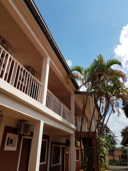 una casa con una palmera delante de ella en Hotel AATRAC Iguazú en Puerto Iguazú