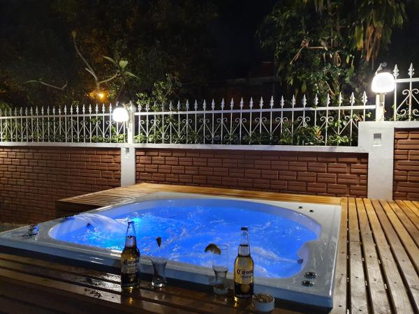 una bañera de hidromasaje con 2 botellas de cerveza. en Hotel AATRAC Iguazú en Puerto Iguazú
