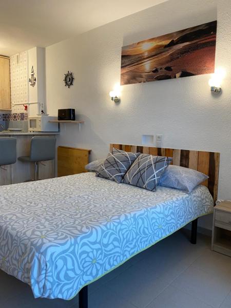 Cama o camas de una habitación en Stylish Fuengirola Studio with Panoramic Sea View