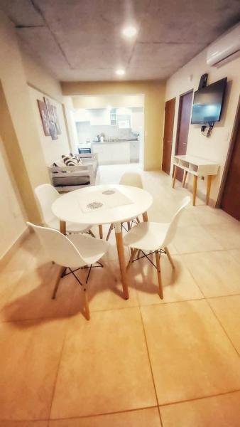 Habitación con mesa, sillas y cocina. en ArenalesDOS49 en Salta