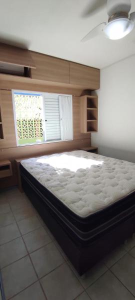 1 dormitorio con colchón en una habitación con ventana en NaPraia Mariscal, en Bombinhas