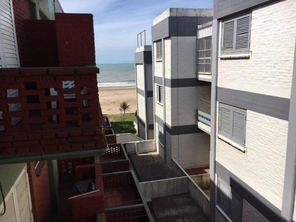 una vista de la playa desde el balcón de un edificio en Villa Gesell Apartamentos Abagú - Argentina en Villa Gesell