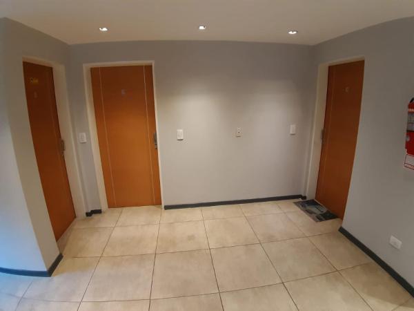 Habitación vacía con 2 puertas y suelo de baldosa.  en Departamento Centrico en Bariloche Iß en San Carlos de Bariloche