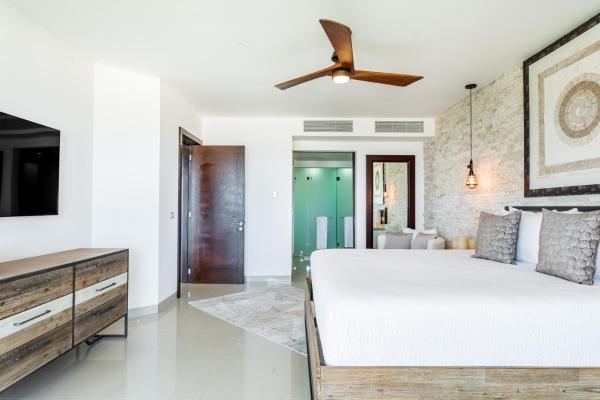 1 dormitorio con 1 cama y ventilador de techo en Gorgeous Ocean Front Apartment Casa Shell condo, en Playa del Carmen