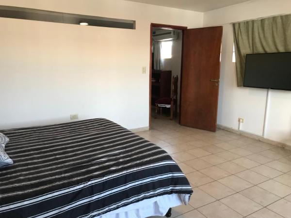 1 dormitorio con 1 cama y Tv LED en Departamento Belgrano III en Salta