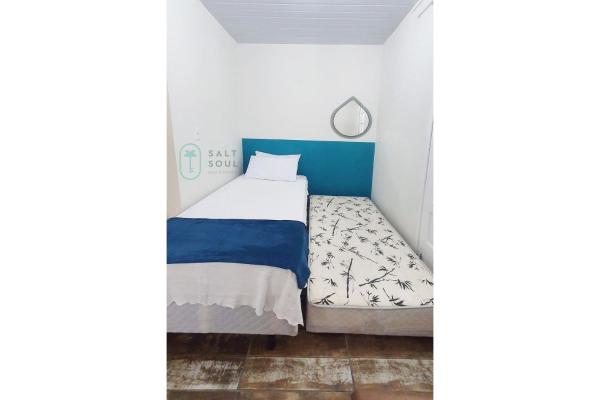 A bed or beds in a room at 10 passos da areia Barra da Lagoa