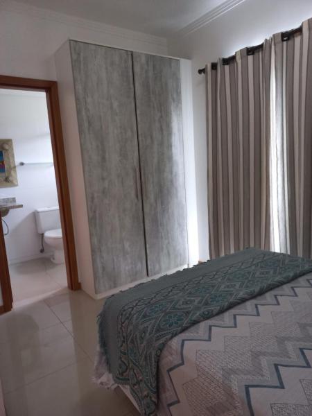1 dormitorio con 1 cama y baño en Viapiana Cobertura 301, en Bombinhas