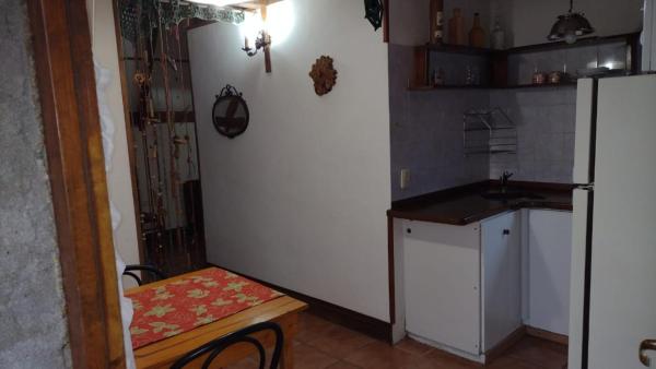 una pequeña cocina con refrigerador y fregadero en La Casita en San Martín de los Andes