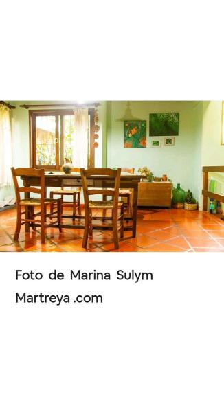 sala de estar con mesa de comedor y sillas en Jardín de Naipí 3 en Puerto Iguazú