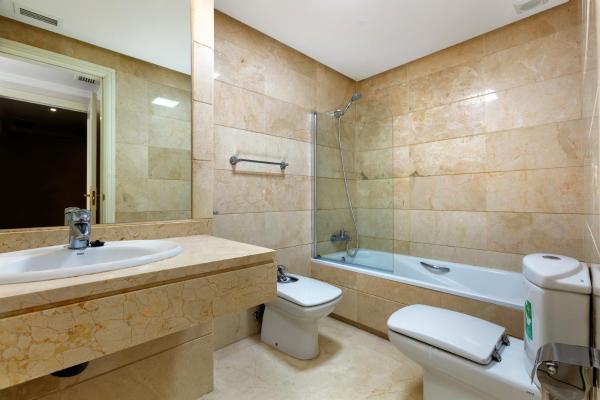 Un baño de 2 Bedroom Apartment in Dama de Noche, Puerto Banus