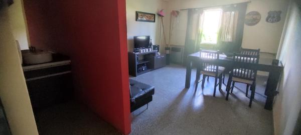 sala de estar con mesa y comedor en 76 Arruabarrena, en Villa Carlos Paz
