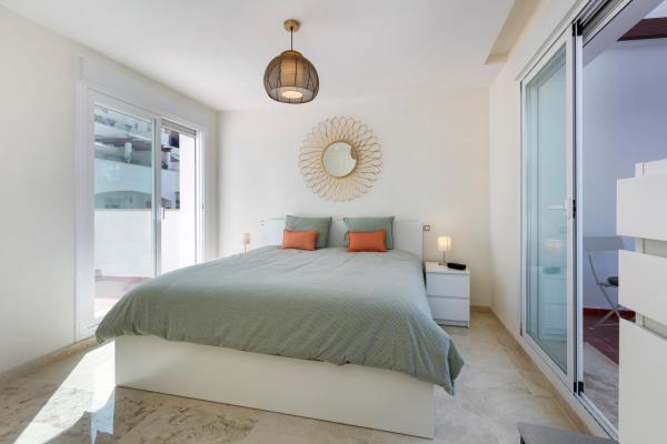 Cama o camas de una habitación en Duplex Apt with Rooftop Terrace Aloha Royal RDR230