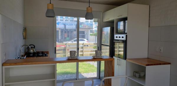 a kitchen with a counter with a view of a street at RANTALOMA Lofts in Piriápolis