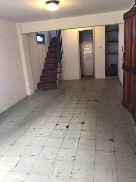 un pasillo vacío con suelo de baldosa y escaleras en Edificio Playa Villa Gesell en Villa Gesell
