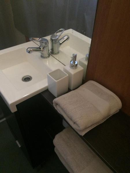 y baño con lavabo blanco y espejo. en Casa Gingins en San Martín de los Andes