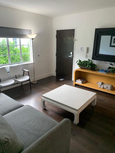 Zona de estar de LINCOLN RD-MIAMI BEACH CHARMING VACATION STUDIO and 2 BR Apartments