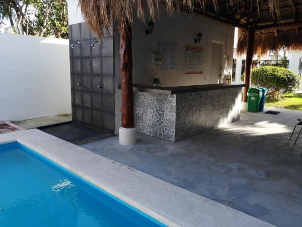 un complejo con piscina y bar en el Departamento "Sparanise", en Playa del Carmen