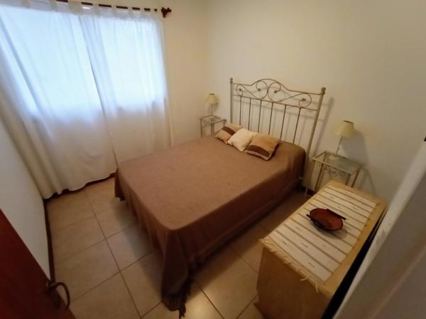 Habitación pequeña con cama y banco en EF DEPARTAMENTOS 7 Belgrano 2230 en Mar del Plata