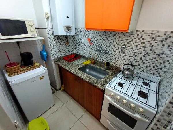 una pequeña cocina con fogones y fregadero en EF DEPARTAMENTOS 7 Belgrano 2230 en Mar del Plata