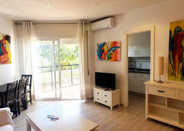 sala de estar con TV y comedor en Skol 219. Studio Apartment Skol Marbella with Sea Views, en Marbella
