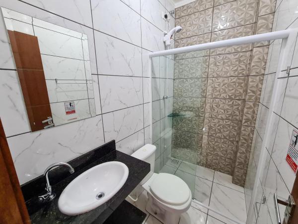 y baño con lavabo, aseo y ducha. en Miragem de Bombinhas DUO, en Bombinhas