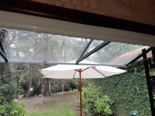 un paraguas blanco sentado frente a una ventana en La Loma en Cariló