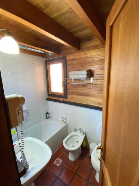 y baño con aseo blanco y lavamanos. en Inmejorable ubicación en San Martín de los Andes